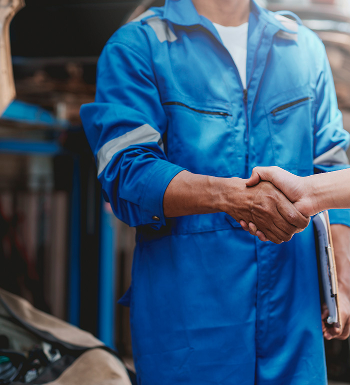 Técnico de BateríasYA dando la mano a un cliente tras la instalación